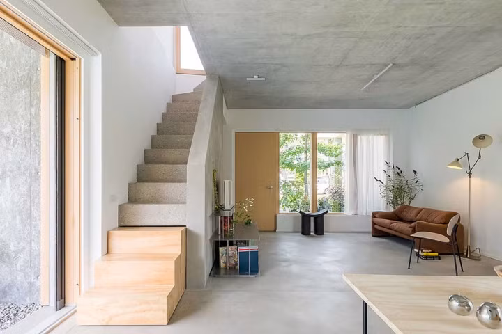 Cầu thang bằng gỗ và bê tông dẫn lên tầng gác mái.