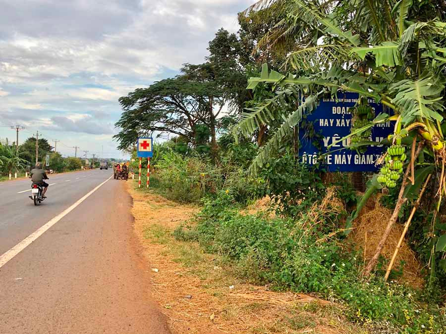  Biển báo ở địa phận làng Tao Klă bị bụi rậm che khuất.