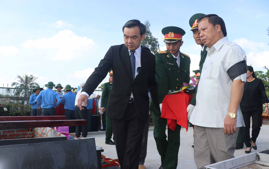 Các đồng chí lãnh đạo tỉnh cùng lực lượn vũ trang đưa hài cốt liệt sĩ an táng tại Nghĩa trang Liệt sĩ thị xã An Khê. Ảnh: Ngọc 