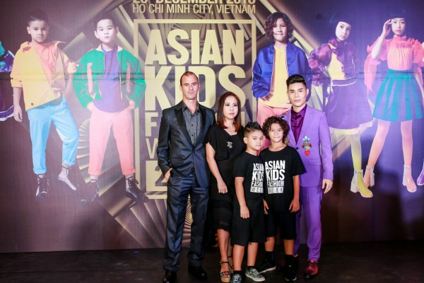 Gia đình cựu danh thủ Huỳnh Kesley cùng vợ - NTK Thanh Huỳnh và hai con trai hạnh phúc bên nhau. Tất cả đều lựa chọn tông màu đen đơn sắc.