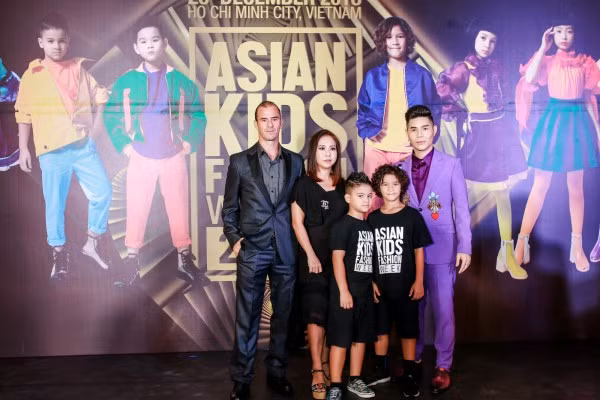 Gia đình cựu danh thủ Huỳnh Kesley cùng vợ - NTK Thanh Huỳnh và hai con trai hạnh phúc bên nhau. Tất cả đều lựa chọn tông màu đen đơn sắc.