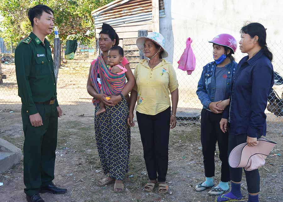  Trung úy Trần Văn Khen tuyên truyền, vận động nhân dân. Ảnh: P.D