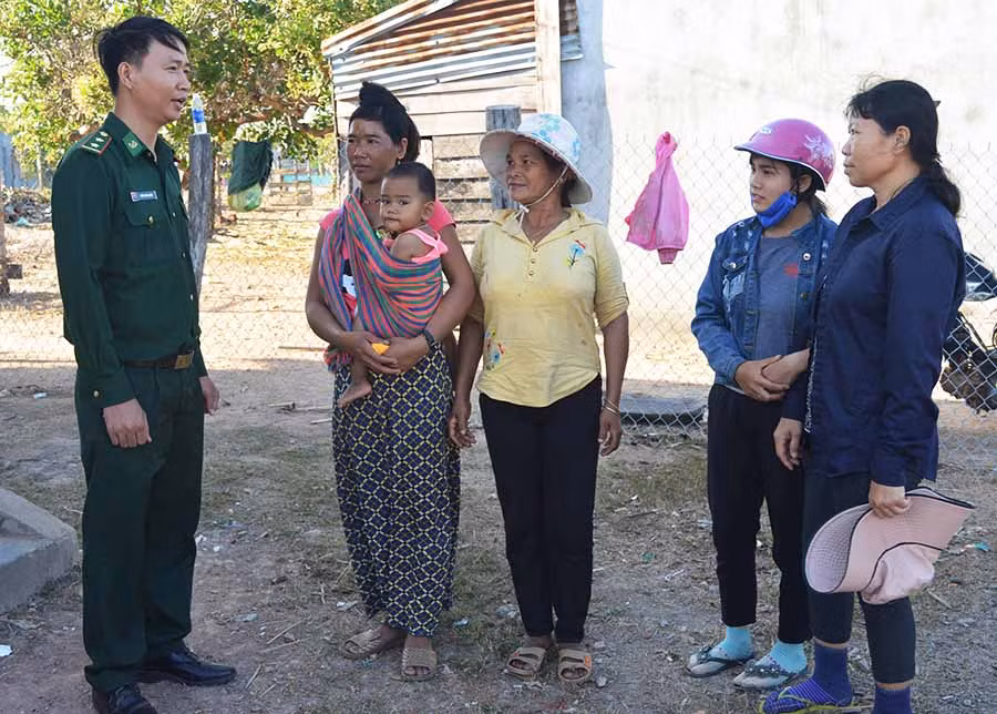  Trung úy Trần Văn Khen tuyên truyền, vận động nhân dân. Ảnh: P.D