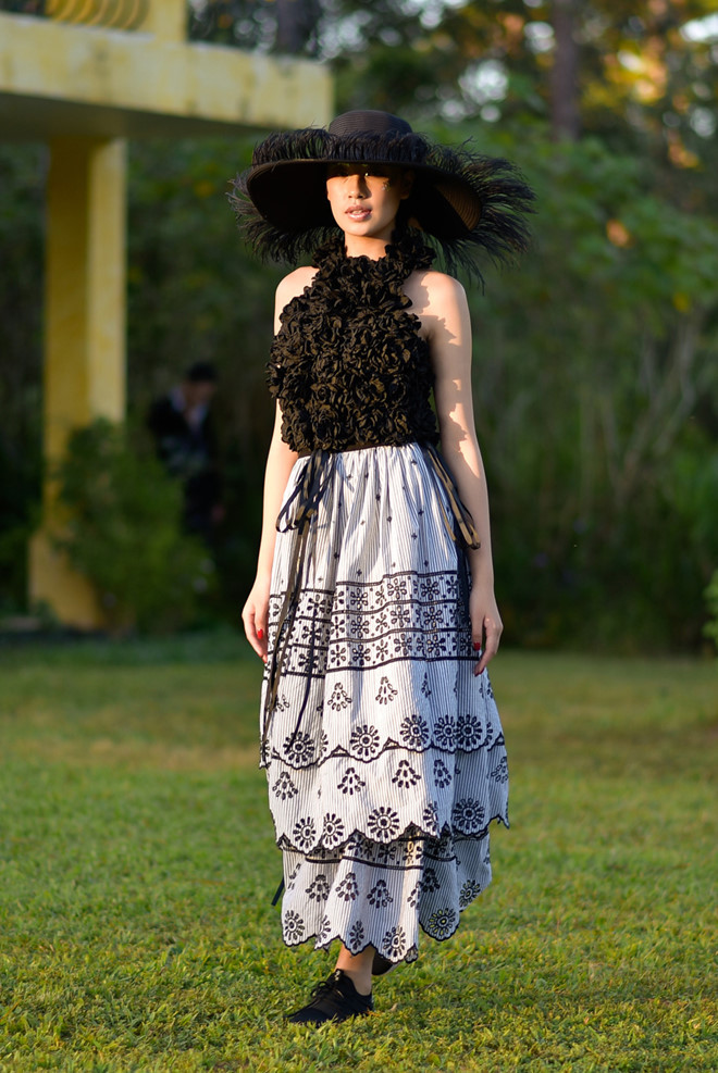 Vẫn lựa chọn họa tiết cắt lazer, nhưng được NTK phối với kiểu áo yếm in hoa 3D. 