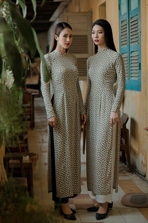 Hoa hậu Việt Nam qua ảnh 2012 Phan Thu Quyên (trái) cùng người mẫu Lê Mỹ Duyên làm mẫu giới thiệu bộ sưu tập áo dài ‘Hoa li ti’ của nhà thiết kế An Nhiên. Nét đẹp dịu dàng, thùy mị và đậm chất Á Đông của hai người đẹp phù hợp tinh thần cổ điển của trang phục. 2 Bộ sưu tập sử dụng chất liệu cotton, voan, lụa... vừa thân thiện với làn da, vừa tôn nét nữ tính cho người mặc. Hoa hậu Việt Nam qua ảnh 2012 Phan Thu Quyên (trái) cùng người mẫu Lê Mỹ Duyên làm mẫu giới thiệu bộ sưu tập áo dài ‘Hoa li ti’ của nhà thiết kế An Nhiên. Nét đẹp dịu dàng, thùy mị và đậm chất Á Đông của hai người đẹp phù hợp tinh thần cổ điển của trang phục. 2 Bộ sưu tập sử dụng chất liệu cotton, voan, lụa... vừa thân thiện với làn da, vừa tôn nét nữ tính cho người mặc.