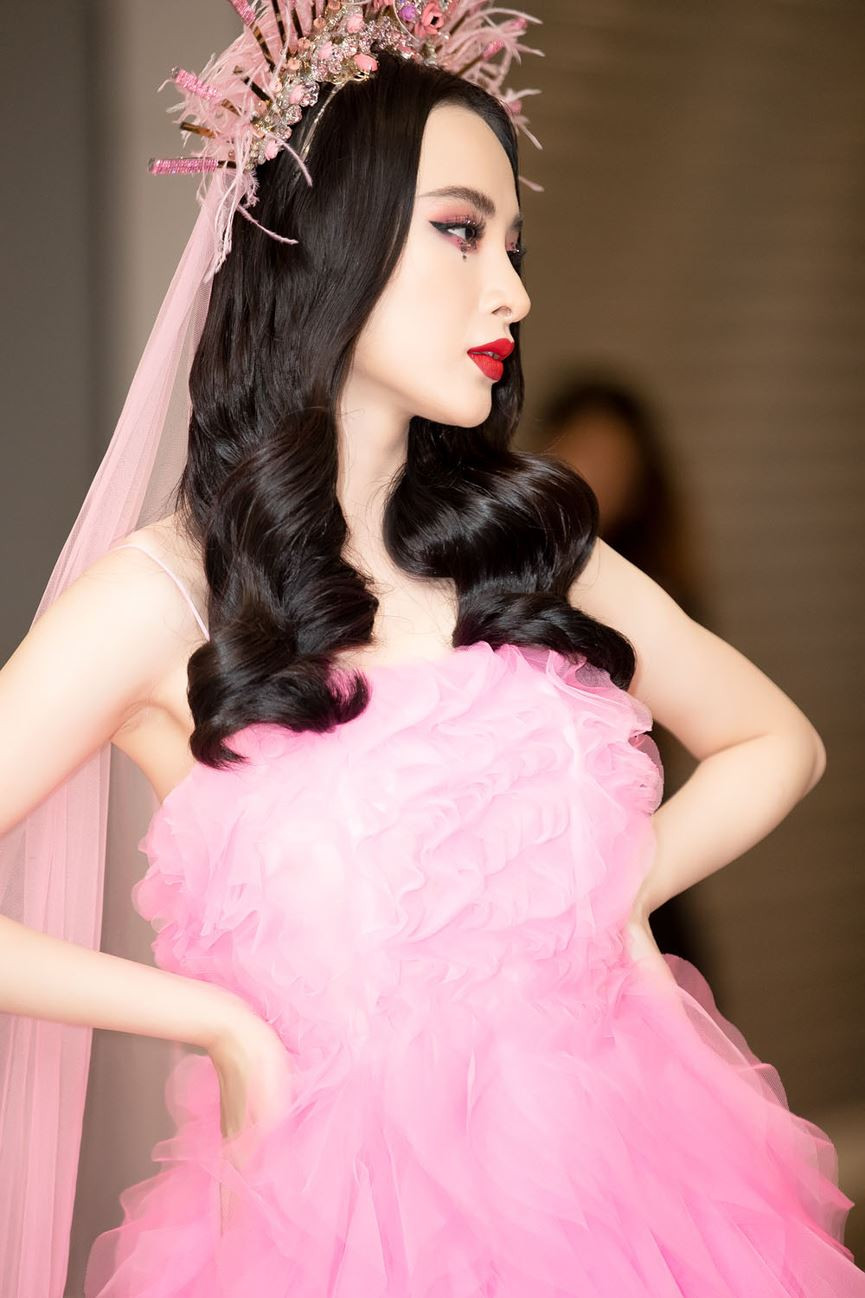  Nữ diễn viên cũng khá “chăm chỉ” tạo dáng trên thảm đỏ để có được những khung hình đẹp mắt, đầy cảm xúc.