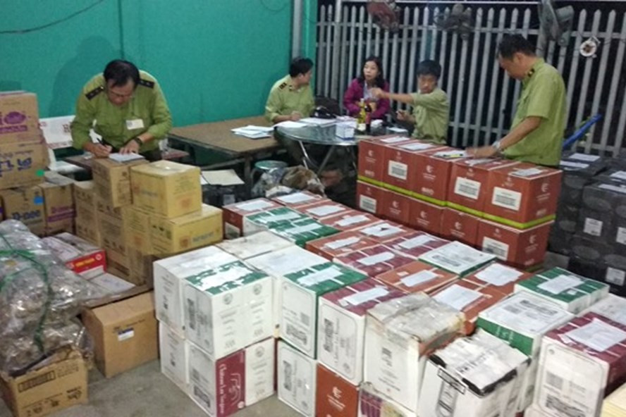 Lô rượu ngoại đang trên đường đi tiêu thụ thì bị lực lượng chức năng phát hiện. Ảnh: P.V  Lô rượu ngoại đang trên đường đi tiêu thụ thì bị lực lượng chức năng phát hiện. Ảnh: P.V