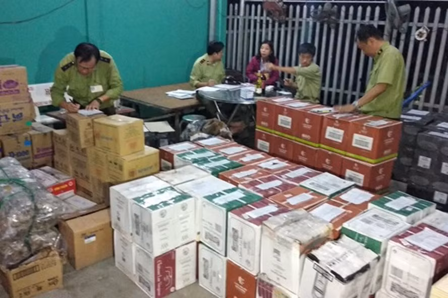 Lô rượu ngoại đang trên đường đi tiêu thụ thì bị lực lượng chức năng phát hiện. Ảnh: P.V