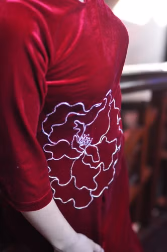 Những chi tiết thêu nổi bật trên nền nhung được đặt ở ngay phần eo sẽ giúp nhiều chị em “ăn gian” được vòng 2 nhỏ hơn một chút. Những chi tiết thêu nổi bật trên nền nhung được đặt ở ngay phần eo sẽ giúp nhiều chị em “ăn gian” được vòng 2 nhỏ hơn một chút.