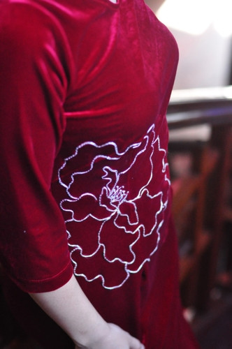 Những chi tiết thêu nổi bật trên nền nhung được đặt ở ngay phần eo sẽ giúp nhiều chị em “ăn gian” được vòng 2 nhỏ hơn một chút.