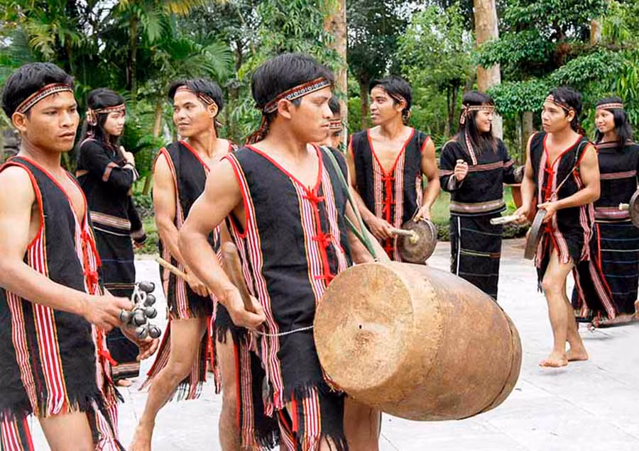  Biểu diễn cồng chiêng. Ảnh: Đ.T