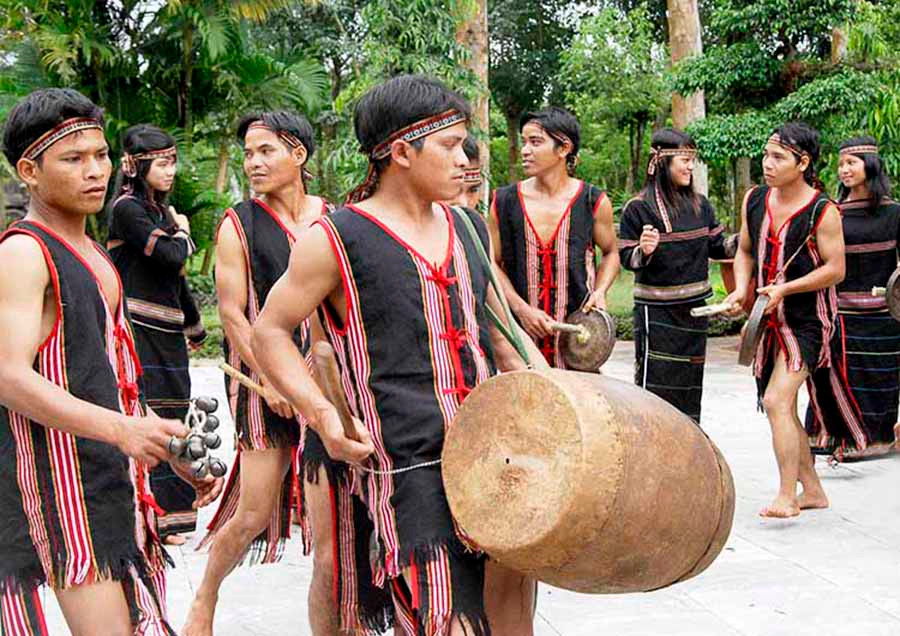  Biểu diễn cồng chiêng. Ảnh: Đ.T