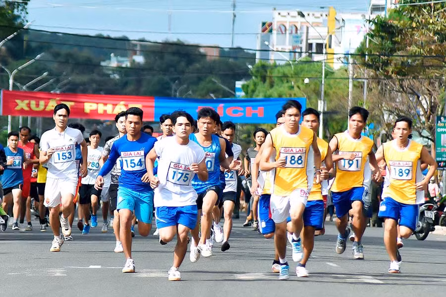  Giải Việt dã Báo Gia Lai đã trở thành sân chơi hấp dẫn đối với các vận động viên. Ảnh: Văn Ngọc