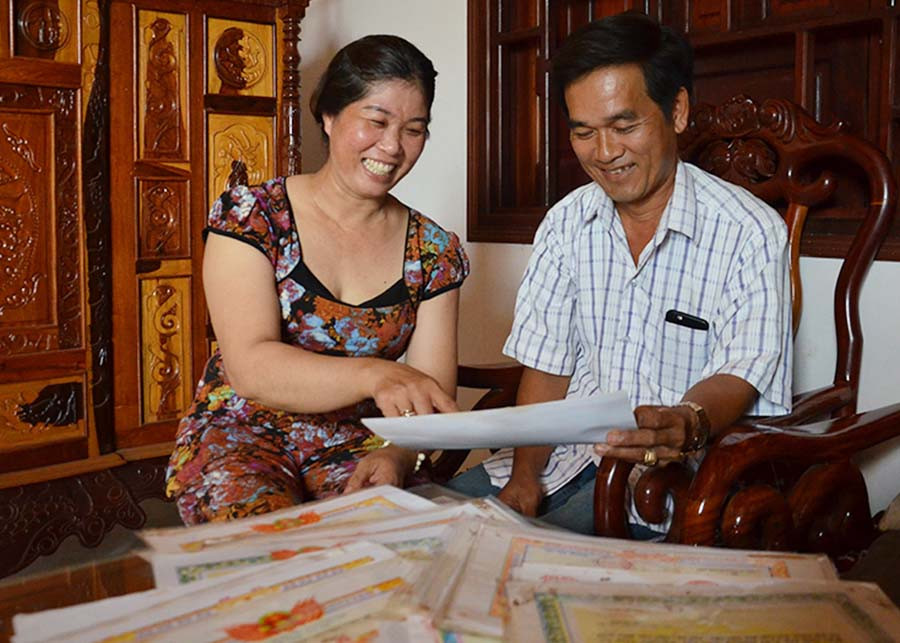  Vợ chồng anh Lê Đức Pho (thôn Phú Bình, xã Ia Le, huyện Chư Pưh) rạng rỡ khi xem lại thành tích học tập của các con. Ảnh: P.V