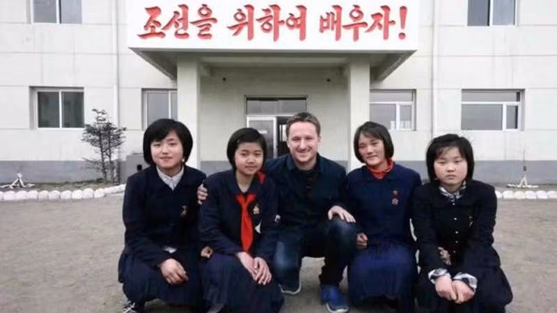 Michael Spavor chụp ảnh cùng học sinh Triều Tiên. (Ảnh: Reuters) Michael Spavor chụp ảnh cùng học sinh Triều Tiên. (Ảnh: Reuters)