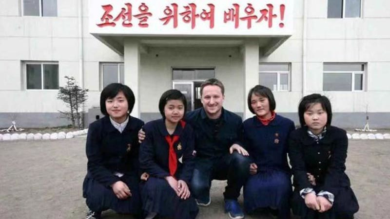 Michael Spavor chụp ảnh cùng học sinh Triều Tiên. (Ảnh: Reuters) Michael Spavor chụp ảnh cùng học sinh Triều Tiên. (Ảnh: Reuters)