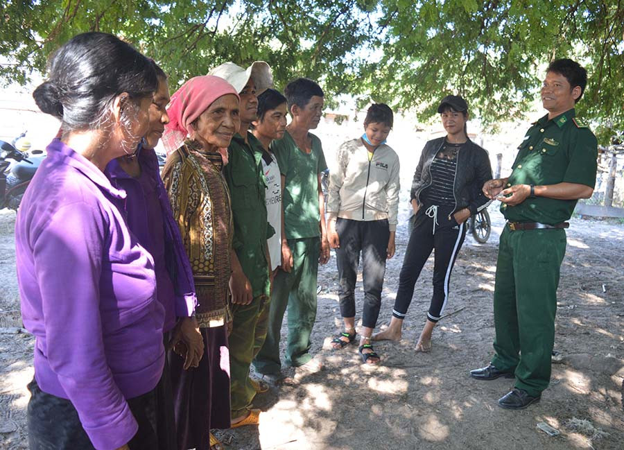  Cán bộ Đồn Biên phòng Ia Mơr tuyên truyền, vận động nhân dân. Ảnh: P.D