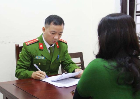 Một trong các nạn nhân trình báo tại cơ quan điều tra. Ảnh: H.Lam