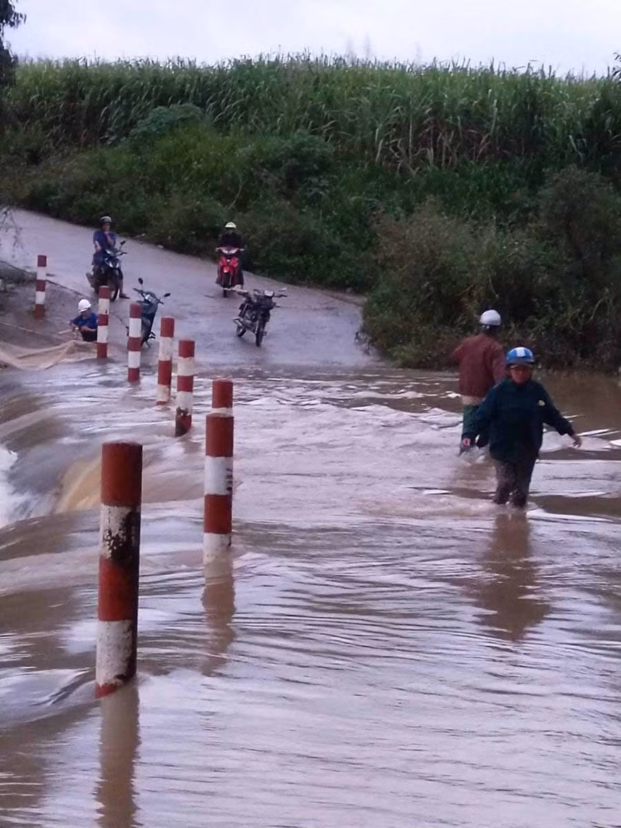  Nhiều người dân vẫn lội qua ngầm suối Vối bất chấp nguy cơ bị nước cuốn trôi. Ảnh: A.P