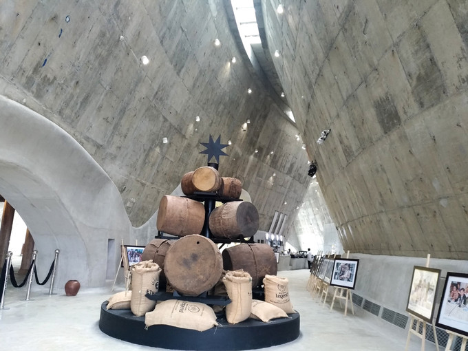 Từ thiết kế đến phong cách bày trí trong bảo tàng đều mang đậm dấu ấn văn hoá truyền thống của các dân tộc Tây Nguyên. Không gian bên trong được thiết kế cao và thoáng, dùng ánh sáng tự nhiên. Từ thiết kế đến phong cách bày trí trong bảo tàng đều mang đậm dấu ấn văn hoá truyền thống của các dân tộc Tây Nguyên. Không gian bên trong được thiết kế cao và thoáng, dùng ánh sáng tự nhiên.