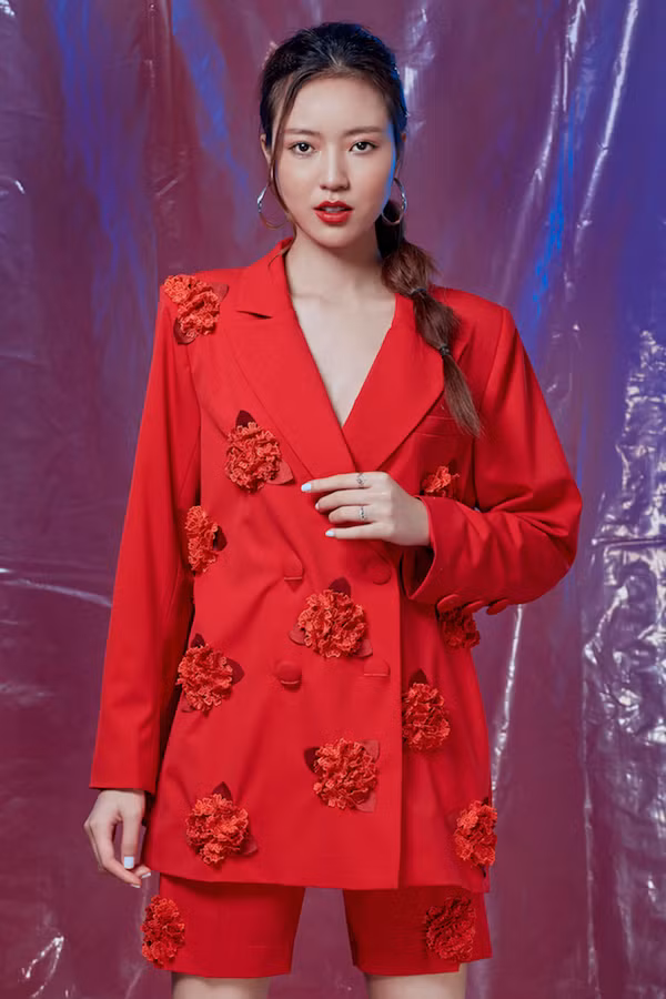 Đi đôi với phom dáng hiện đại, những đóa hoa hồng, hoa cẩm tú cầu được thực hiện dưới dạng 3D càng tăng thêm nét thanh lịch cho bộ trang phục. Đi đôi với phom dáng hiện đại, những đóa hoa hồng, hoa cẩm tú cầu được thực hiện dưới dạng 3D càng tăng thêm nét thanh lịch cho bộ trang phục.