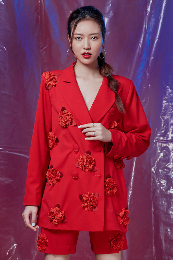 Đi đôi với phom dáng hiện đại, những đóa hoa hồng, hoa cẩm tú cầu được thực hiện dưới dạng 3D càng tăng thêm nét thanh lịch cho bộ trang phục. Đi đôi với phom dáng hiện đại, những đóa hoa hồng, hoa cẩm tú cầu được thực hiện dưới dạng 3D càng tăng thêm nét thanh lịch cho bộ trang phục.