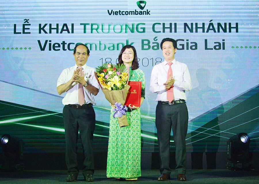 Chủ tịch UBND tỉnh Võ Ngọc Thành tặng hoa chúc mừng Giám đốc Vietcombank Bắc Gia Lai tại sự kiện khai trương Chi nhánh. Ảnh: S.C Chủ tịch UBND tỉnh Võ Ngọc Thành tặng hoa chúc mừng Giám đốc Vietcombank Bắc Gia Lai tại sự kiện khai trương Chi nhánh. Ảnh: S.C