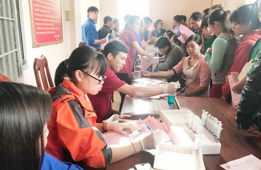 Quy trình lấy máu. Ảnh: Hồng Ngọc