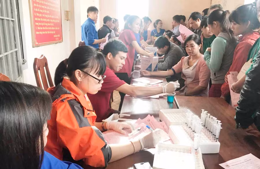 Quy trình lấy máu. Ảnh: Hồng Ngọc