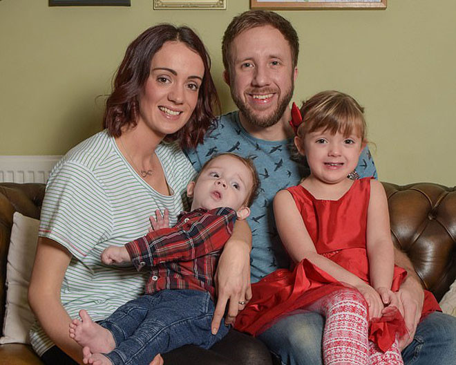  Kaleb đón Giáng sinh đầu tiên với gia đình của mình. Ảnh: DM