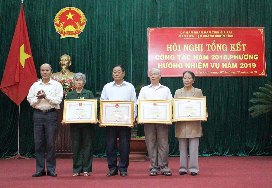 Trao bằng khen của Chủ tịch UBND tỉnh cho 5 cá nhân thuộc Ban liên lạc. Ảnh: Hồng Thi Trao bằng khen của Chủ tịch UBND tỉnh cho 5 cá nhân thuộc Ban liên lạc. Ảnh: Hồng Thi