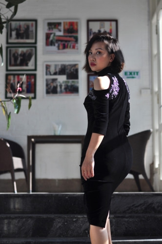 Trong khi đó, phần tay dài lỡ hay chân váy xẻ ở phía sau vẫn giúp chị em cảm thấy thoải mái, năng động.