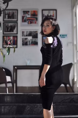 Trong khi đó, phần tay dài lỡ hay chân váy xẻ ở phía sau vẫn giúp chị em cảm thấy thoải mái, năng động.