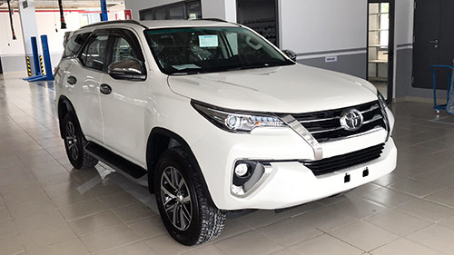 Toyota Fortuner nhập khẩu Indonesia tại đại lý ở Hà Nội. Ảnh: Phương Linh. Toyota Fortuner nhập khẩu Indonesia tại đại lý ở Hà Nội. Ảnh: Phương Linh.