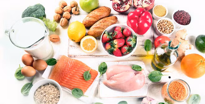 Chế độ ăn uống giàu vitamin, khoáng chất... góp phần phòng ngừa đột quỵ lúc giao mùa. Ảnh: Shutterstock.