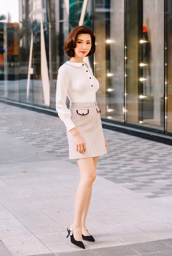 Vóc dáng lý tưởng của một người mẫu giúp Thuý Ngân dễ dàng tôn vẻ đẹp cho từng bộ trang phục với nhiều phong cách khác nhau.