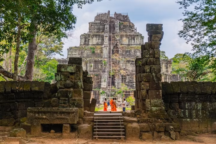 Koh Ker là thủ đô đế chế Khmer xưa. Ở đây có 1 đền hình kim tự tháp cao 30m.
