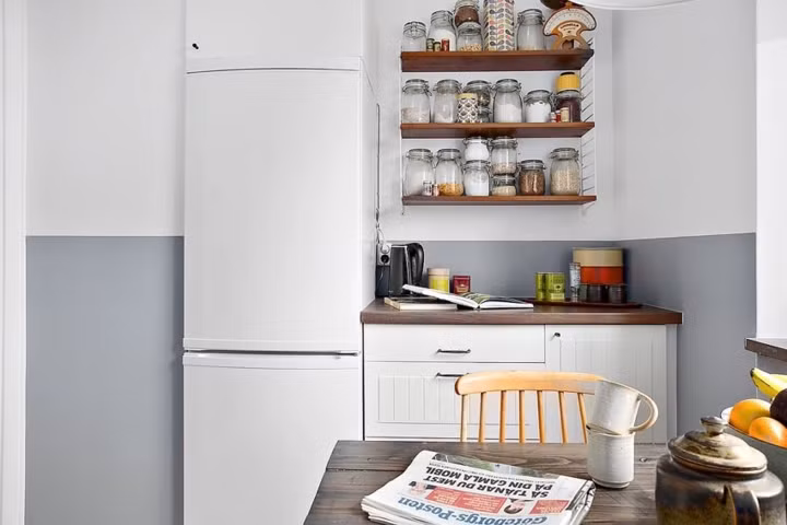 Gia vị thường sử dụng được chủ nhân bố trí bên ngoài và sắp xếp khoa học thuận tiện cho lúc sử dụng.