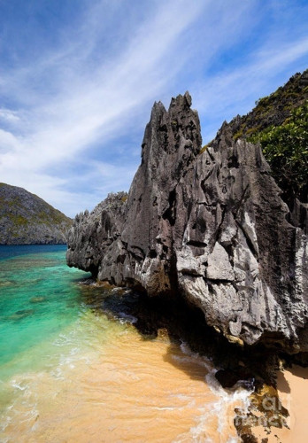  Bãi biển El Nido, Philippines. El Nido nằm ở phía tây bắc của tỉnh Palawan, cách thủ đô Manila khoảng 430km và thủ phủ Puerto Princesa 238km. Nơi đây trở nên hấp dẫn hơn bởi những bãi biển, bờ cát trắng, cánh rừng ngập mặn và cả hang động kỳ bí.