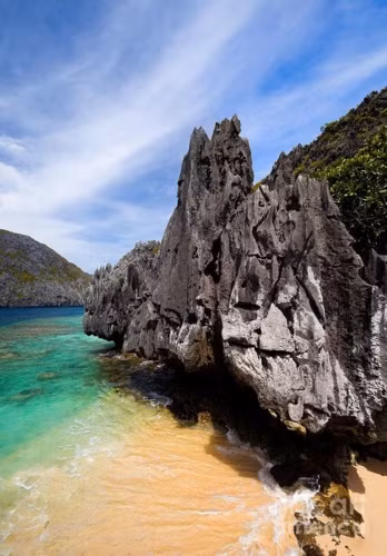  Bãi biển El Nido, Philippines. El Nido nằm ở phía tây bắc của tỉnh Palawan, cách thủ đô Manila khoảng 430km và thủ phủ Puerto Princesa 238km. Nơi đây trở nên hấp dẫn hơn bởi những bãi biển, bờ cát trắng, cánh rừng ngập mặn và cả hang động kỳ bí.