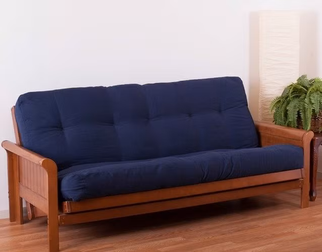 Dù là ghế sofa gỗ nhưng cũng không thể thiếu lớp đệm dày cùng vỏ bọc bằng vải để gia tăng độ thoải mái cho người sử dụng.