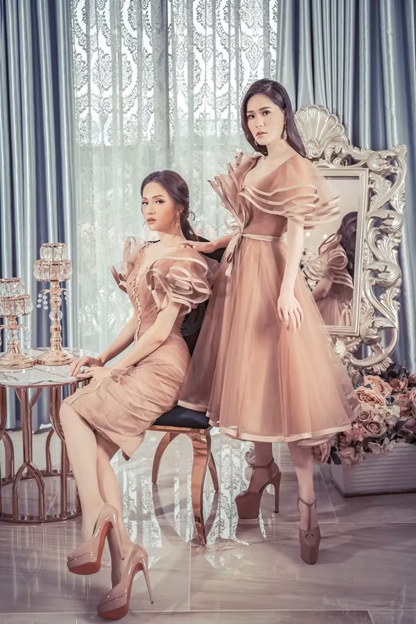 Hương Giang và Di Băng đọ dáng kiêu sa bên nhau. Cả hai có mối quan hệ thân thiết từ khi làm giám khảo cuộc thi 'Siêu mẫu 2018'.