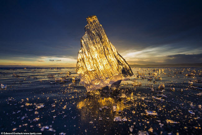  Vẻ đẹp của ánh sáng trên hồ Baikal, Nga. Ảnh: Edward Graham