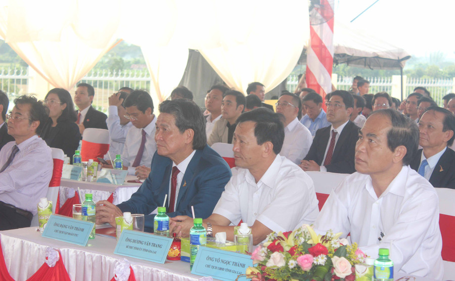 Lãnh đạo tỉnh, Tập đoàn TTC tại buổi lễ khánh thành Nhà máy Điện mặt trời Krông Pa . Ảnh: Nguyễn Diệp