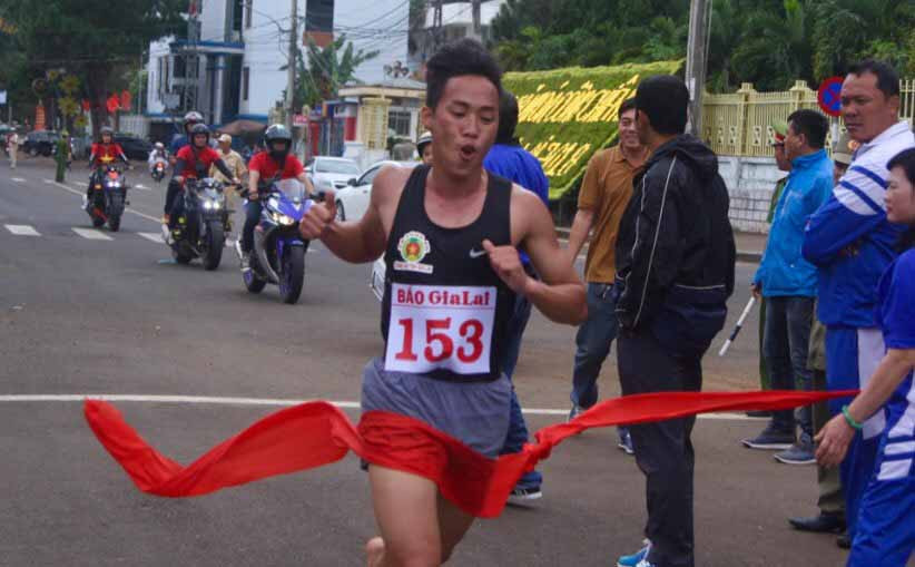 VĐV Nguyễn Văn Toàn cán đích đầu tiên ở nội dung 7 km nam chính hệ phong trào. Ảnh: Văn Ngọc 