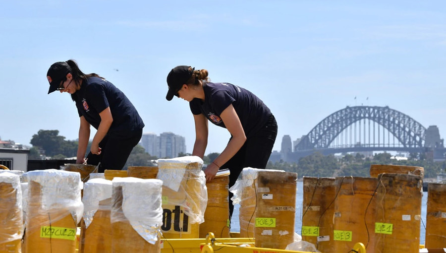 Các kỹ thuật viên đang chuẩn bị pháo hoa cho màn trình diễn đêm giao thừa ở cảng Sydney, Australia. Pháo hoa ở Sydney, với các địa điểm như nhà hát 
