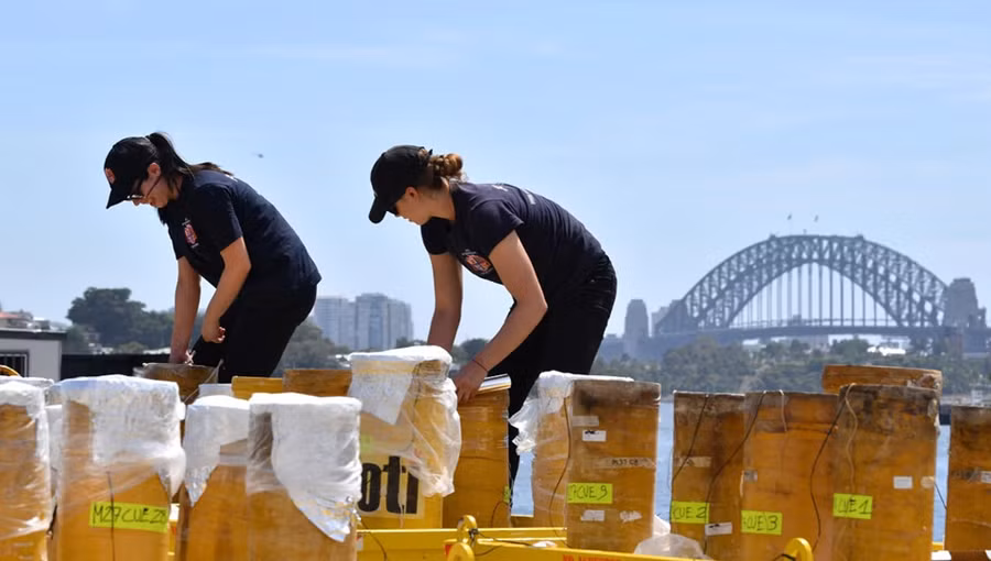 Các kỹ thuật viên đang chuẩn bị pháo hoa cho màn trình diễn đêm giao thừa ở cảng Sydney, Australia. Pháo hoa ở Sydney, với các địa điểm như nhà hát 