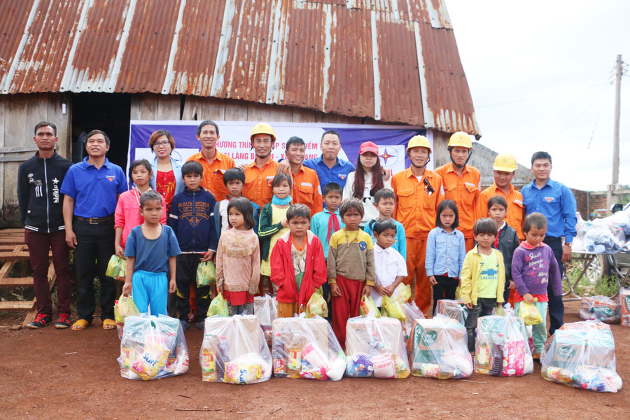 Tằng quà cho 15 em học sinh nghèo vượt khó học tập. Ảnh: Tấn Triểu