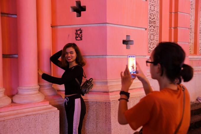 Màu sắc tươi mới khiến nhà thờ Tân Định trở thành một điểm đến lý thú với khách du lịch và giới trẻ của Sài Gòn và nhộn nhịp hơn khi vào dịp Giáng sinh.