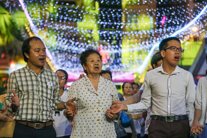 Sát ngày Giáng sinh, ngoài những buổi thánh lễ, nhiều giáo dân còn đến nhà thờ vào buổi tối để tham quan, cầu nguyện, cùng nhau hát thánh ca.